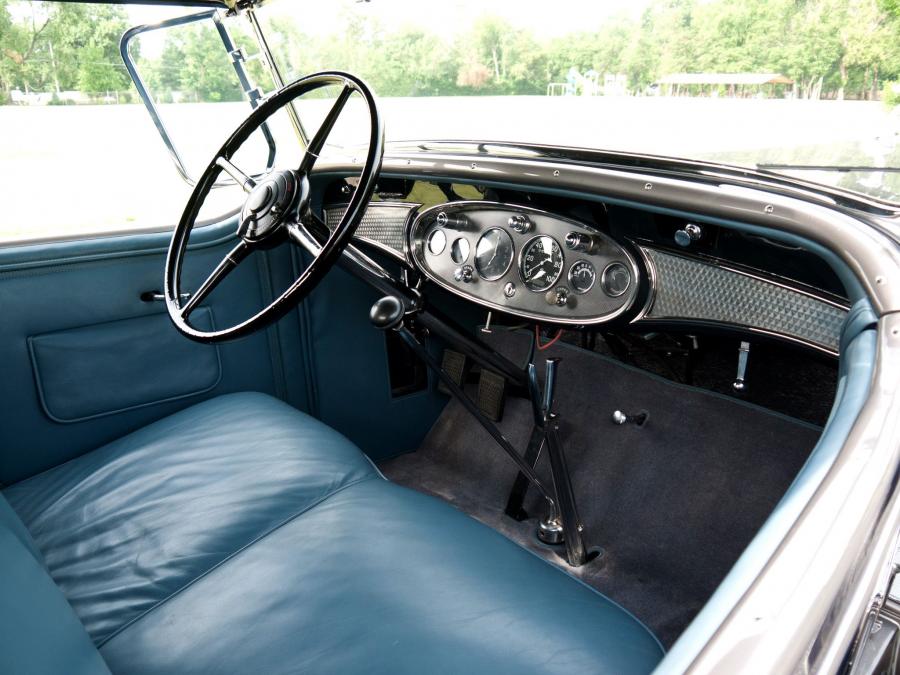 Интерьер Cadillac V12 370-A Roadster by Fleetwood 1931 года  (фото 5 из 15)